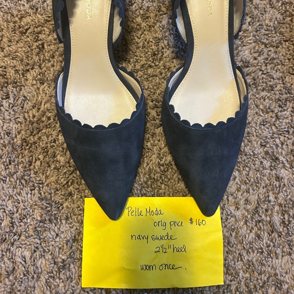 Pella Mode Navy Suede Pumps
